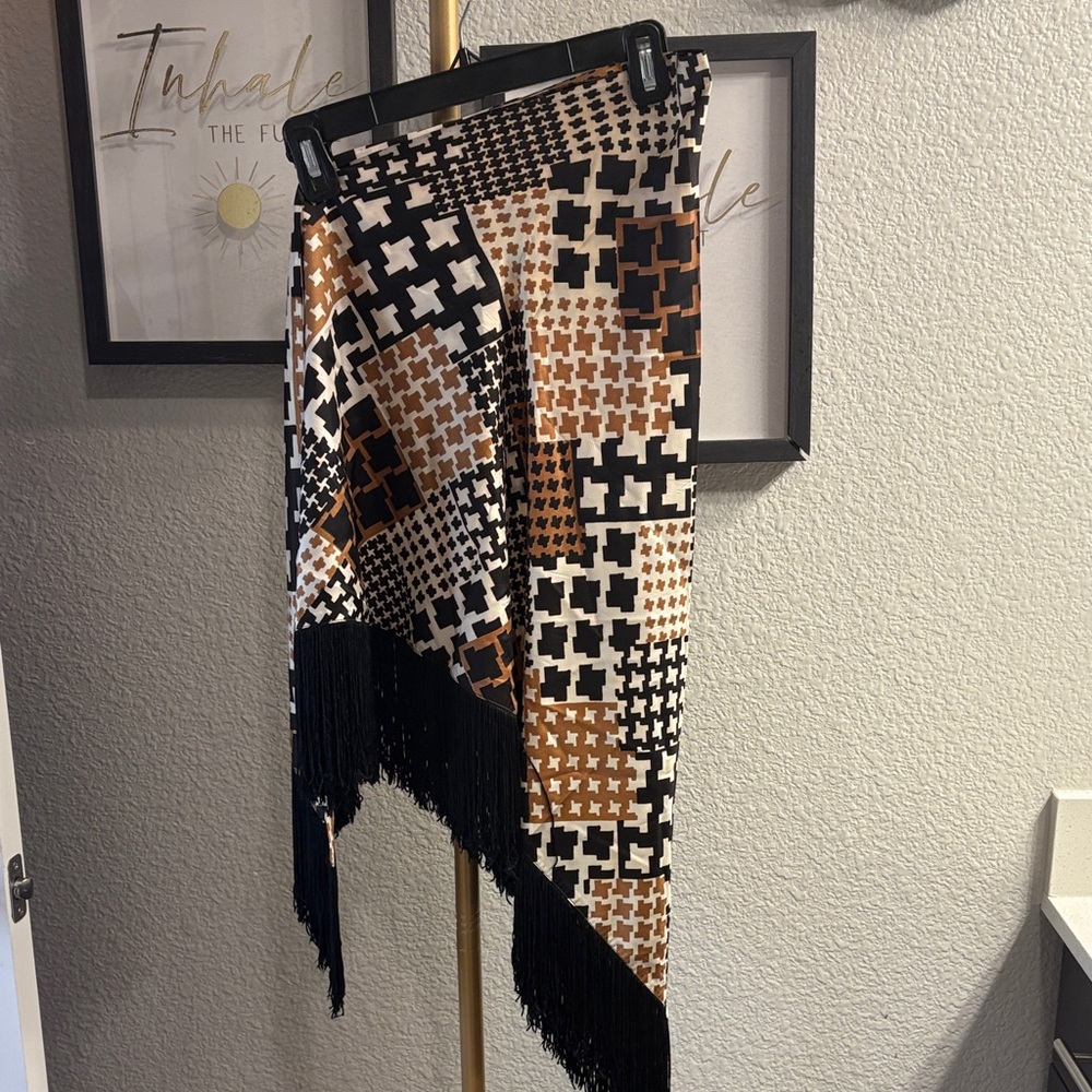 Chic Geometric Patterned Scarf with Fringe